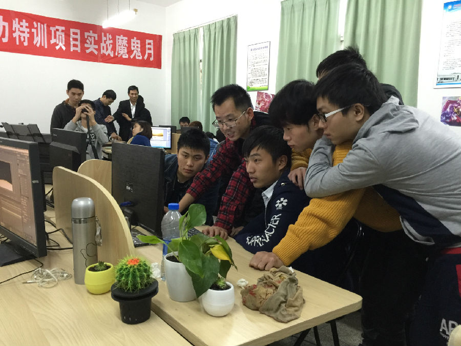 校内实训室.jpg